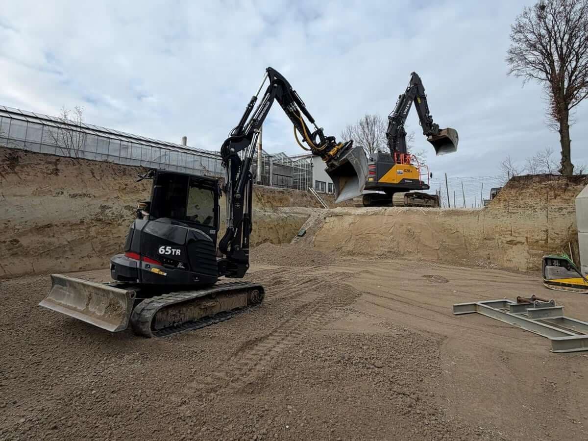 Bagger bei Erdarbeiten auf Baustelle im Raum Freising als Beispiel für zuverlässige und hochwertige Ausführung im Tiefbau