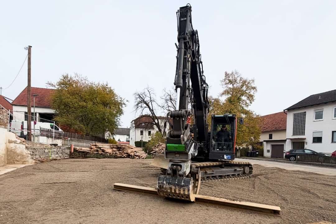 Bagger bei Kanal- und Tiefbauarbeiten mit Aushub für Leitungsgräben in Freising