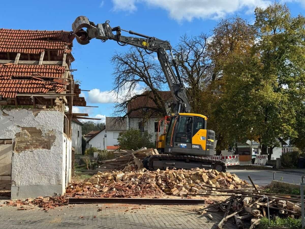 Kettenbagger bei Erdarbeiten und Planierung einer Baufläche im Raum Freising